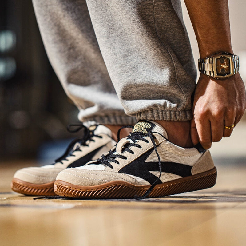 Men's classic sneakers featuring a low-top design
