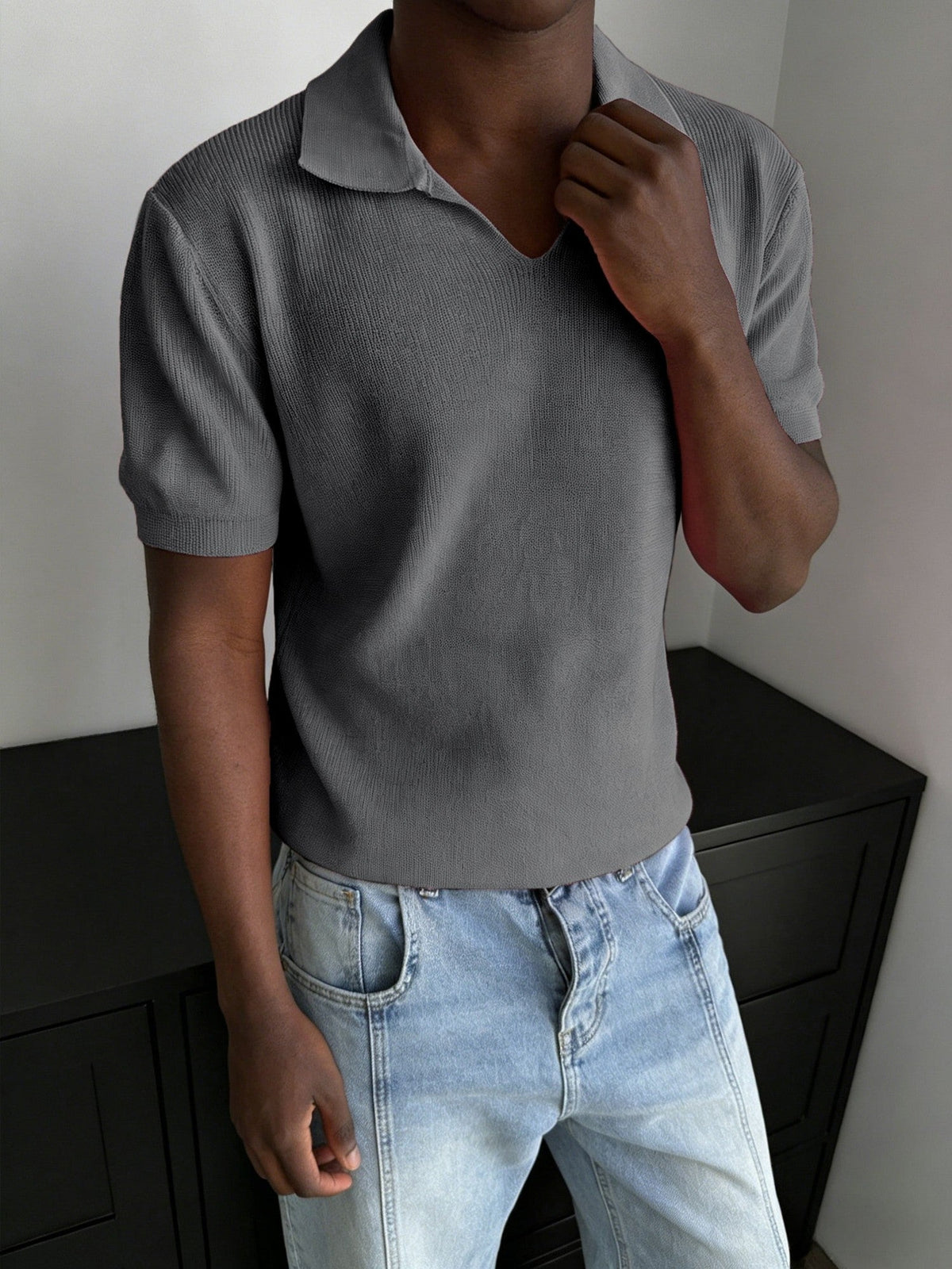 Side view of the men's ribbed polo shirt silhouette