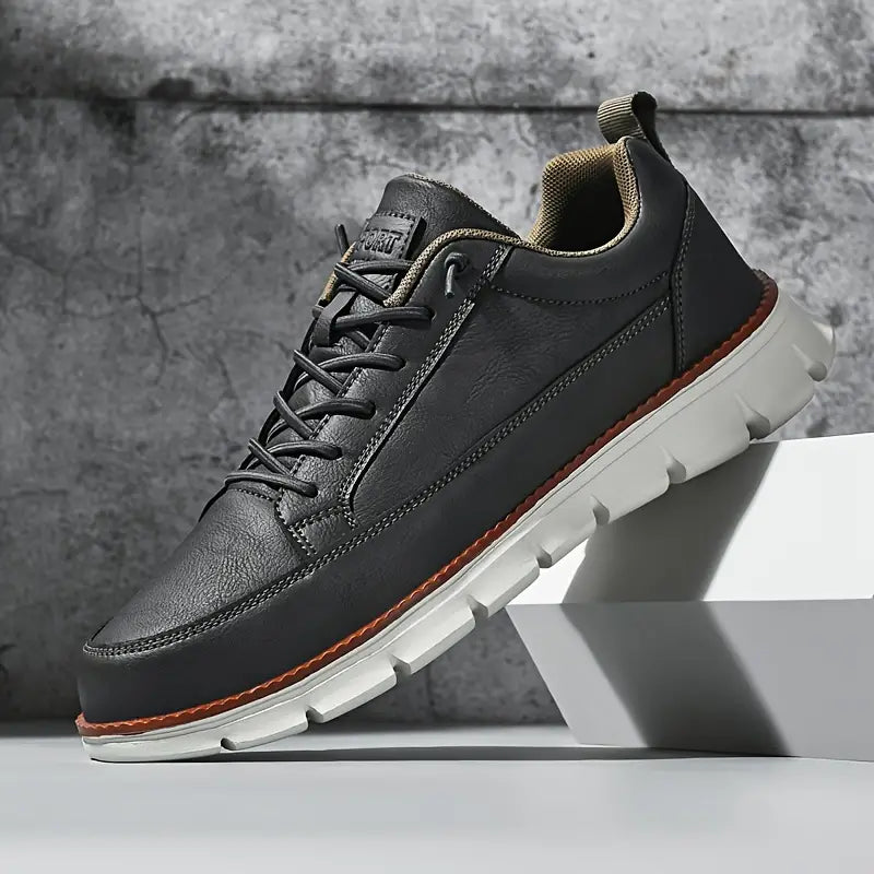 Men's padded sneaker with a comfortable everyday design
